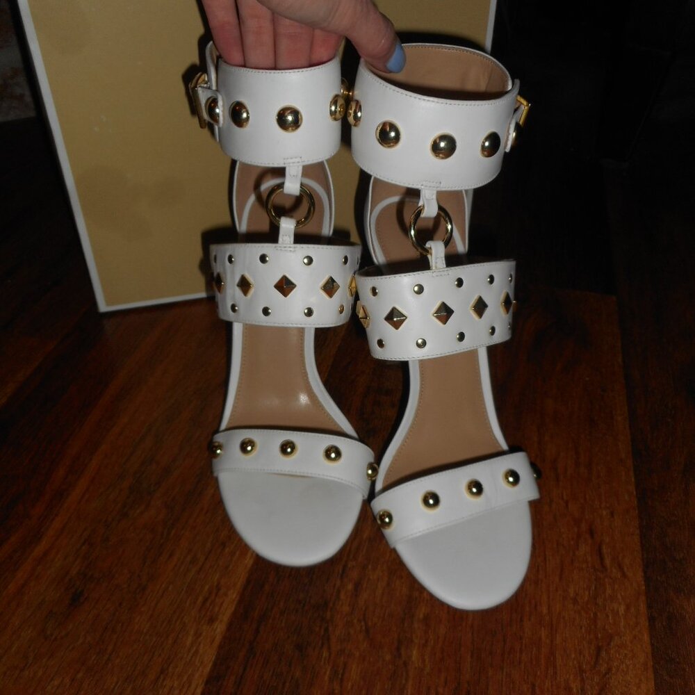 NIB Michael Kors White Cuff heels with gold stud details, 8M - Picture 3 of 8